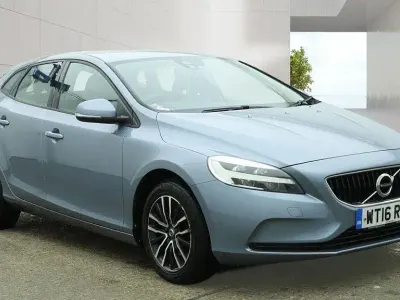 Used Volvo V40 Momentum 120 HP (88 kW) 2016 Blue Hatchback