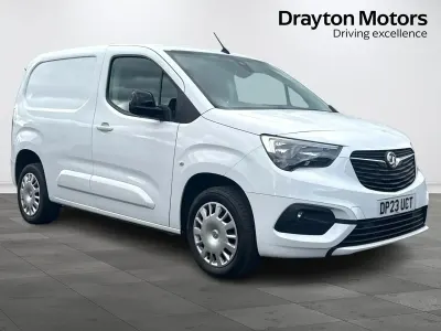 Używany Vauxhall Combo S 100 KM (73 kW) 2023 Biały Minivan