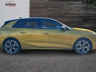 Used Vauxhall Astra Ultimate 128 HP (94 kW) 2024 Yellow/black Hatchback
