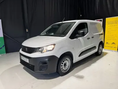 Begagnad Peugeot Partner Premium 2023 Vit Minibuss