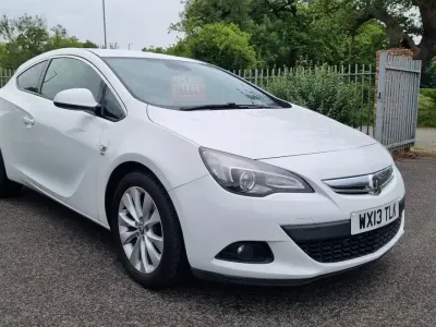 Used Vauxhall Astra GTC SRi 140 HP (102 kW) 2013 White Hatchback