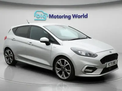 Usado Ford Fiesta ST-Line X 125 HP (91 kW) 2021 Prateado Citadino