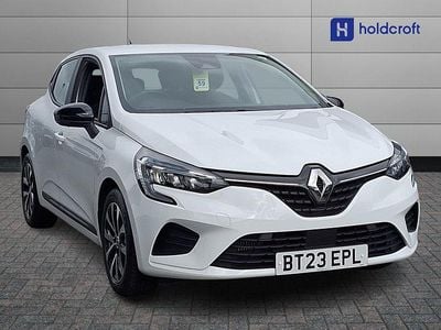 Used Renault Clio V 90 HP (66 kW) 2023 Solid  glacier white  Hatchback