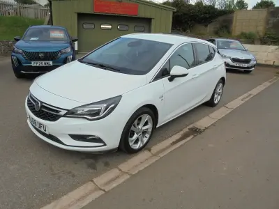 Used Vauxhall Astra SRi 105 HP (77 kW) 2018 White Hatchback