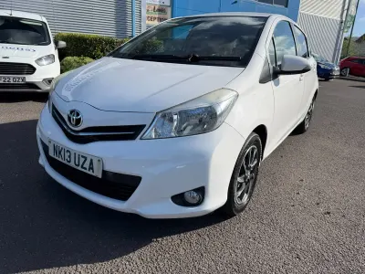 Usado Toyota Yaris Edition 69 HP (50 kW) 2013 Branco Citadino