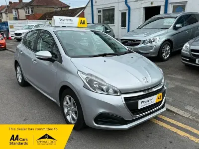 Używany Peugeot 208 Active 2016 Srebrny Hatchback