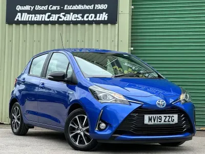 Used Toyota Yaris Hybrid 100 HP (73 kW) 2019 Blue Hatchback