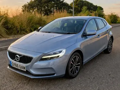 Begagnad Volvo V40 Momentum 120 HK (88 kW) 2016 Blå Halvkombi