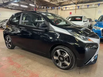 Używany Toyota Aygo X-clusiv 69 KM (50 kW) 2015 Czarny Hatchback