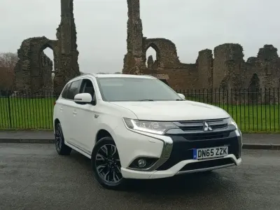 Begagnad Mitsubishi Outlander P-HEV 2015 Vit Kombi