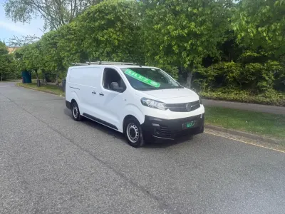 Second-hand Vauxhall Vivaro 100 CP (73 kW) 2023 Alb Monovolum