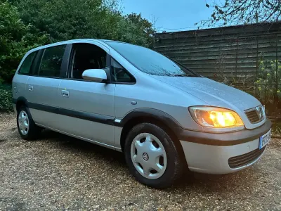 Usado Vauxhall Zafira Design Edition 2005 Plateado Monovolumen