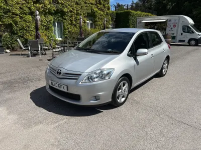 Used Toyota Auris 124 HP (91 kW) 2010 Silver Hatchback