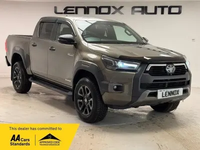 Usado Toyota HiLux 201 HP (147 kW) 2023 Castanho Pickup
