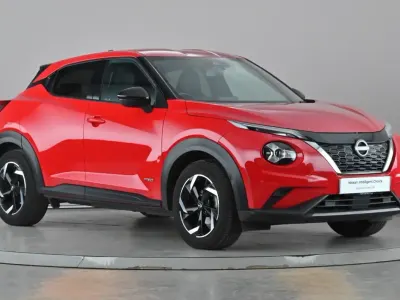 Begagnad Nissan Juke N-Connecta 143 HK (105 kW) 2023 Röd SUV