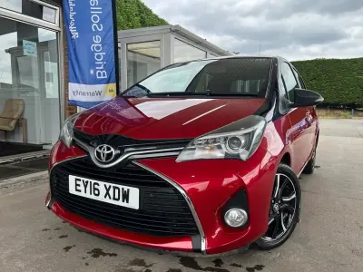 Used Toyota Yaris Design 99 HP (72 kW) 2016 Red/black Hatchback