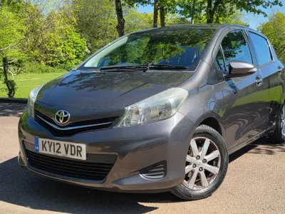 Begagnad Toyota Yaris 99 HK (72 kW) 2012 Grå Halvkombi