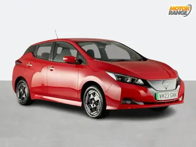 Begagnad Nissan Leaf Acenta 110 kW (150 HK) 2023 Röd Halvkombi
