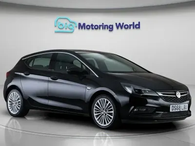 Second-hand Vauxhall Astra Elite 200 CP (147 kW) 2018 Negru Hatchback