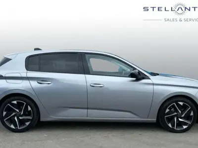 Usado Peugeot 308 Allure Premium 129 HP (94 kW) 2022 Cinzento Citadino