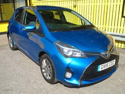 Used Toyota Yaris 99 HP (72 kW) 2015 Blue Hatchback