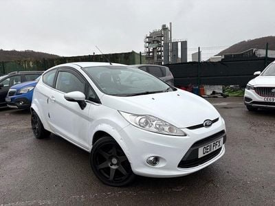 Used Ford Fiesta Zetec 70 HP (51 kW) 2011 White Hatchback