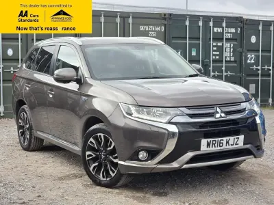 Begagnad Mitsubishi Outlander P-HEV 200 HK (147 kW) 2016 Brun SUV
