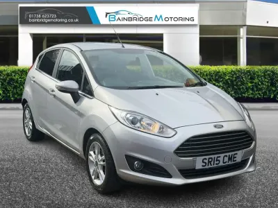 Usado Ford Fiesta Zetec 2015 Prateado Citadino