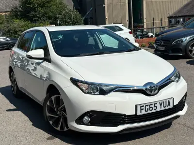 Used Toyota Auris Design 116 HP (85 kW) 2015 White Hatchback