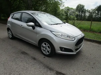 Używany Ford Fiesta Zetec 75 KM (55 kW) 2015 Srebrny Hatchback