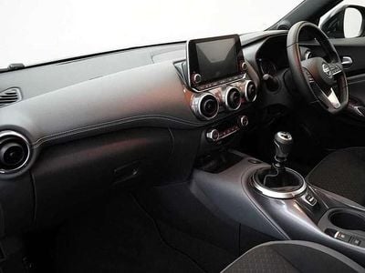 Usado Nissan Juke Enigma 112 HP (82 kW) 2021 Cinzento SUV