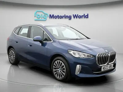 Begagnad BMW 225 Active Tourer Luxury Line 241 HK (177 kW) 2023 Minibuss