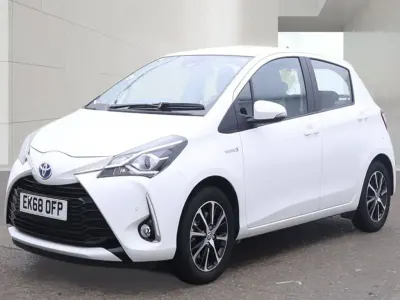 Used Toyota Yaris 100 HP (73 kW) 2018 White Hatchback