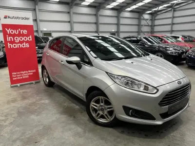 Begagnad Ford Fiesta Zetec 82 HK (60 kW) 2013 Silver Halvkombi