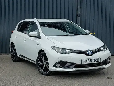 Used Toyota Auris Hybrid Design 136 HP (100 kW) 2018 White Hatchback