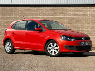 Usado VW Polo SE 85 CV (62 kW) 2010 Naranja Utilitario
