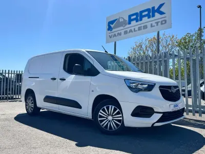 Begagnad Vauxhall Combo Sportive 100 HK (73 kW) 2020 Vit Minibuss