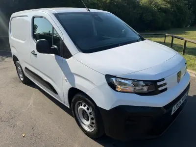 Begagnad Peugeot Partner 2024 Vit Minibuss