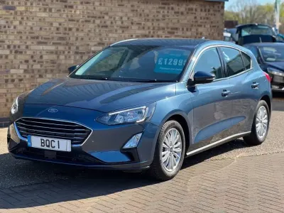 Begagnad Ford Focus Titanium 125 HK (91 kW) 2021 Blå Halvkombi