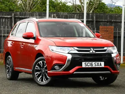 Begagnad Mitsubishi Outlander P-HEV 200 HK (147 kW) 2016 Röd SUV