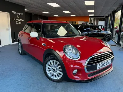 Begagnad Mini Cooper Hatch 136 HK (100 kW) 2015 Röd Halvkombi