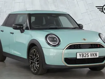 Usado Mini Cooper S Hatch 201 CV (147 kW) 2025 Verde Utilitario