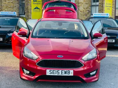 Begagnad Ford Focus Zetec 125 HK (91 kW) 2015 Röd Halvkombi