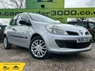 Usado Renault Clio II Expression 68 HP (50 kW) 2006 Prateado Citadino