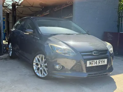 Begagnad Ford Focus Zetec 115 HK (84 kW) 2014 Grå Halvkombi
