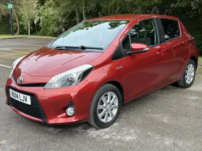 Używany Toyota Yaris Hybrid Plus 2014 Czerwony Hatchback
