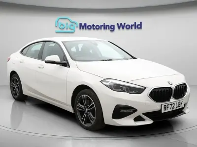 Begagnad BMW 218 Sport Line 136 HK (100 kW) 2023 Vit Sedan