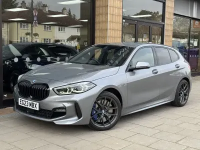Usado BMW 118 M Sport 136 HP (100 kW) 2023 Cinzento Citadino