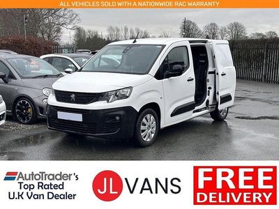 Begagnad Peugeot Partner Premium 131 HK (96 kW) 2022 Vit Minibuss