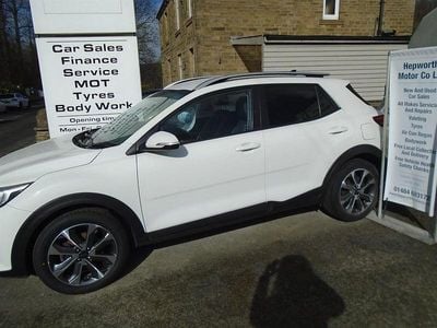 White Used 2018 Kia Stonic SUV | £10,495 (Fair price)